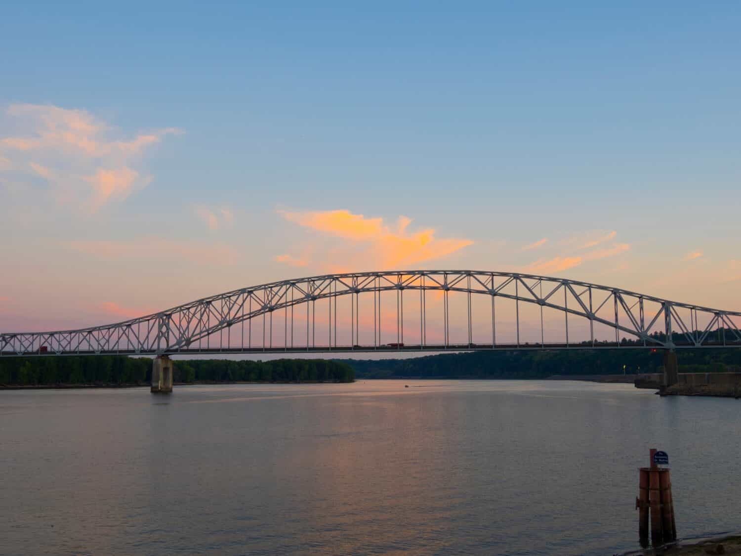 Iowa, Dubuque.  Il ponte Julien Dubuque attraversa il fiume Mississippi tra Iowa e Illinois