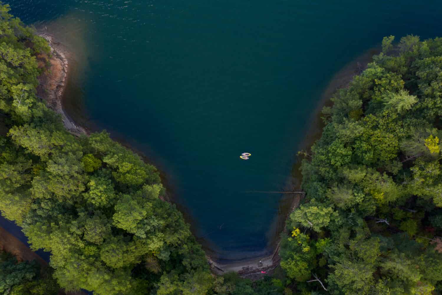Due Kayakers che vanno in giro in una baia a Carter Lake, Elijay, Georgia.  20 settembre 2019. Foto scattata con un drone 