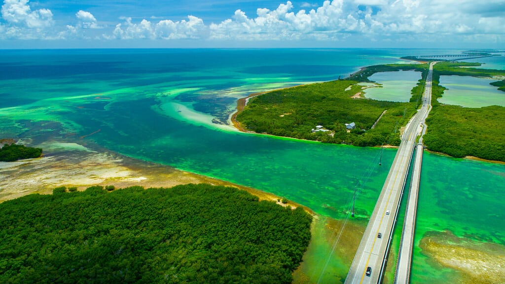 Autostrada d'oltremare per l'isola di Key West, Florida Keys, USA.  Vista aerea bellezza natura.