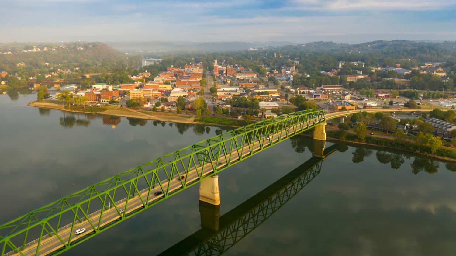 Una strada secondaria panoramica porta i turisti nel centro della città nell'insediamento chiamato Marietta nello stato dell'Ohio