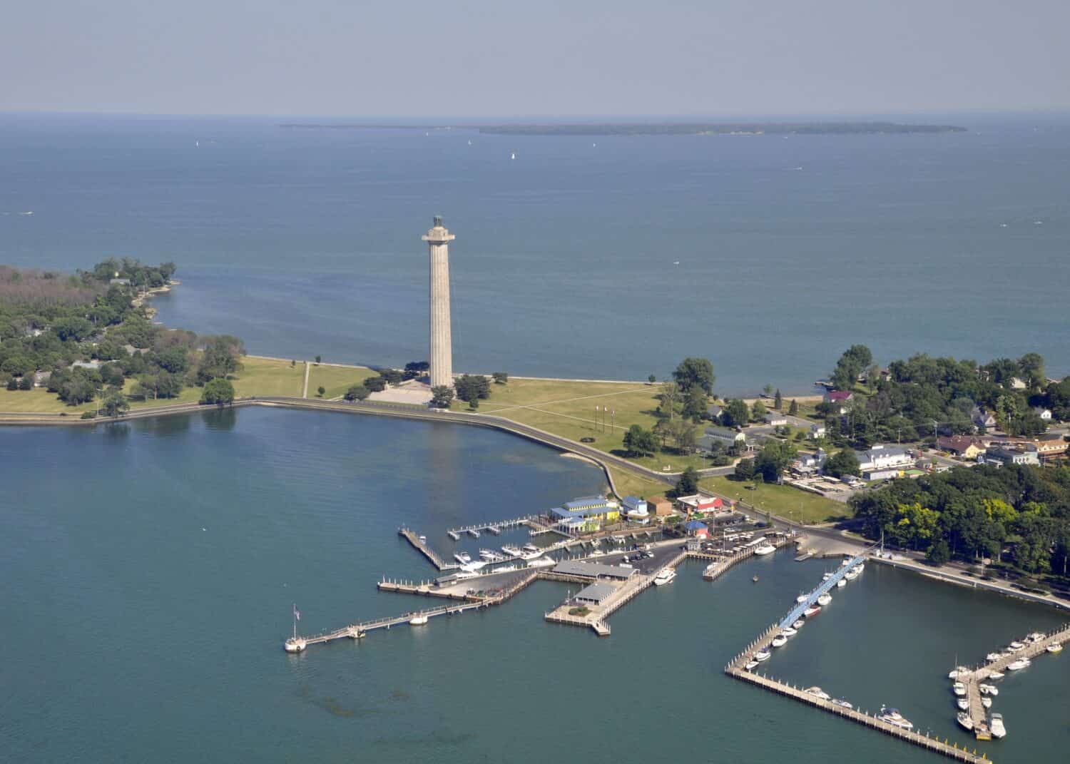 veduta aerea del porto turistico di Put in Bay e del Perry's Victory & International Peace Memorial, Kelley's Island sullo sfondo lontano;  Put-in-Bay, South Bass Island Ohio Stati Uniti d'America