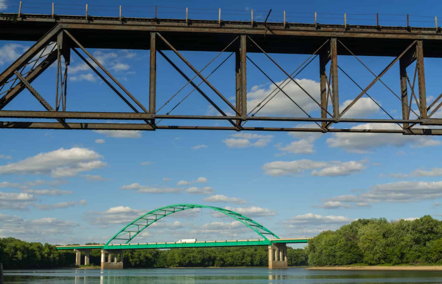 Lungo il fiume Illinois oltre il LaSalle Rail Bridge fino al Lincoln Memorial Bridge.  La Salle, Illinois, USA.