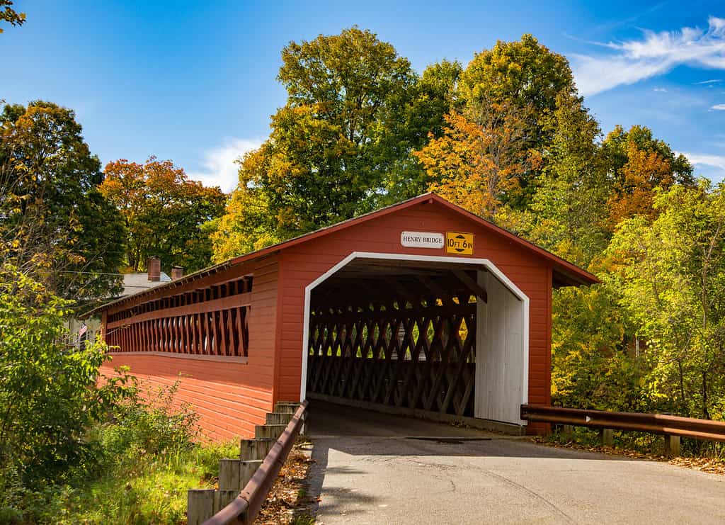 Il ponte coperto di Henry sul fiume Walloomsac vicino a Bennington, nel Vermont