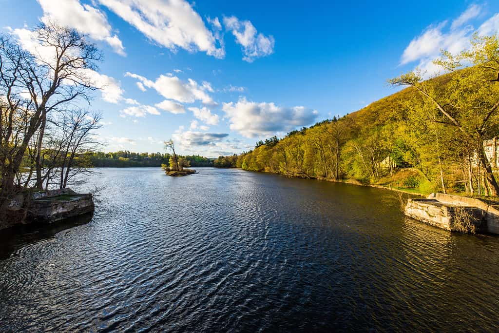 Vista del fiume Connecticut da Brattleboro Vermont State Line accanto al New Hampshire