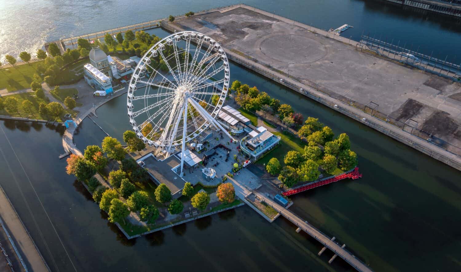 La grande ruota di Montreal all'alba