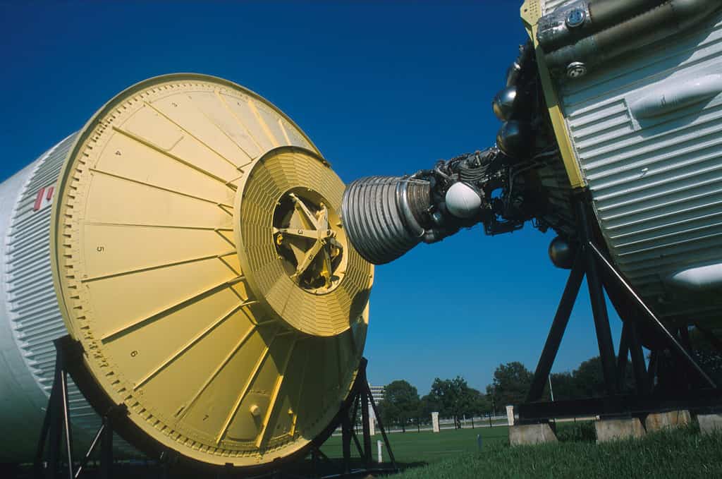 Particolare del secondo e terzo stadio del razzo lunare Saturn V in mostra al Johnson Space Center di Houston, Texas, USA.