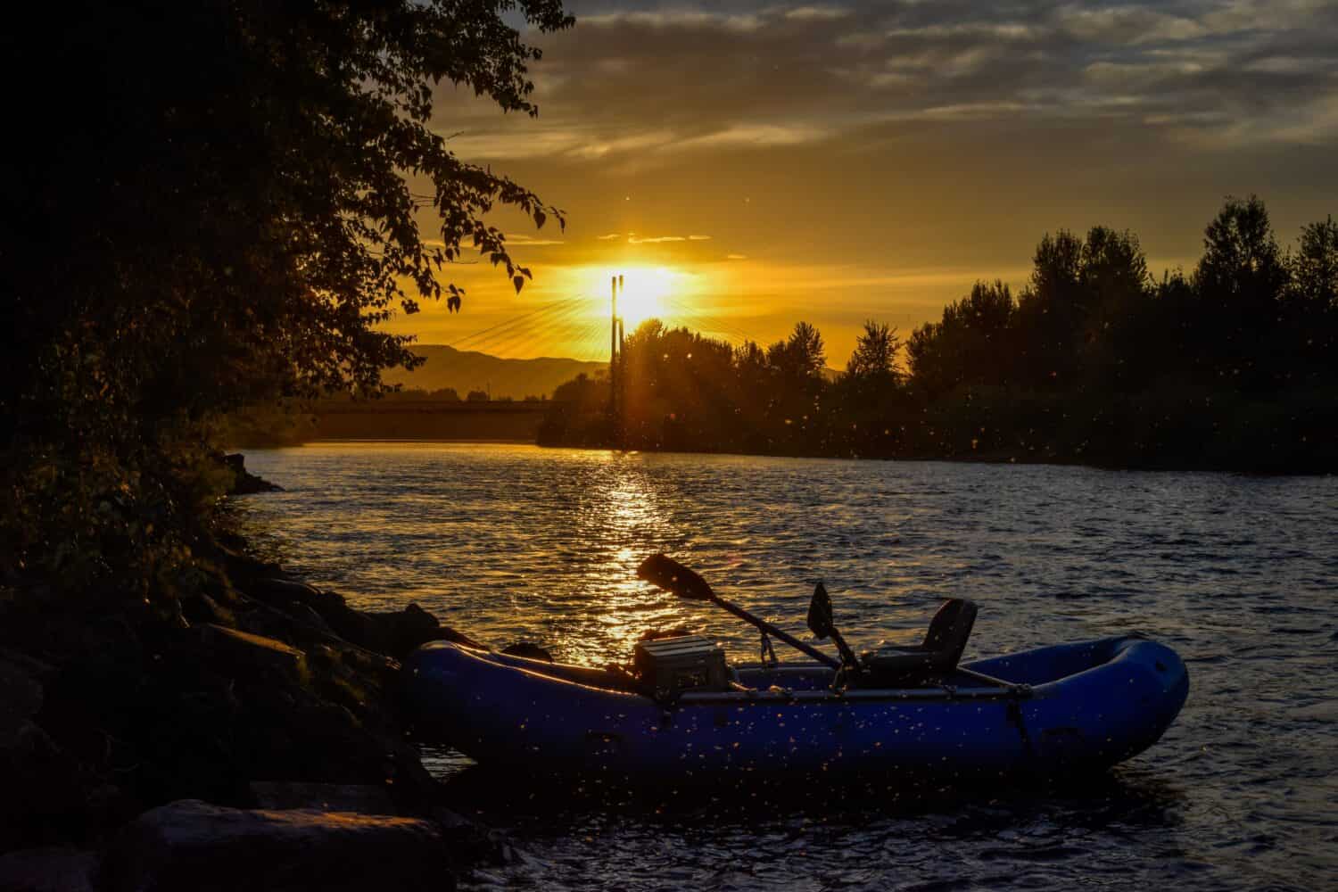 Tramonto dopo un fiume galleggiante sul fiume Clark fork