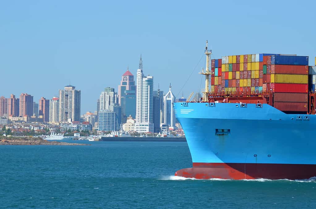 Nave portacontainer in arrivo al porto di Qingdao in Cina.