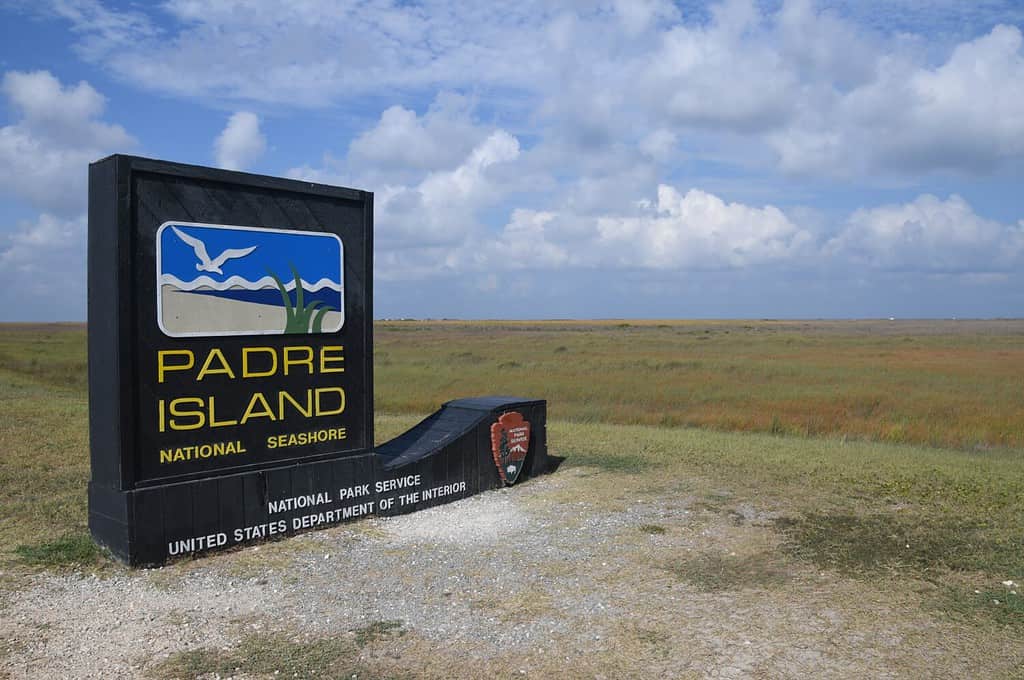 Cartello South Padre Island National Seashore situato all'ingresso nord.  Isola di South Padre, Corpus Christi, Texas