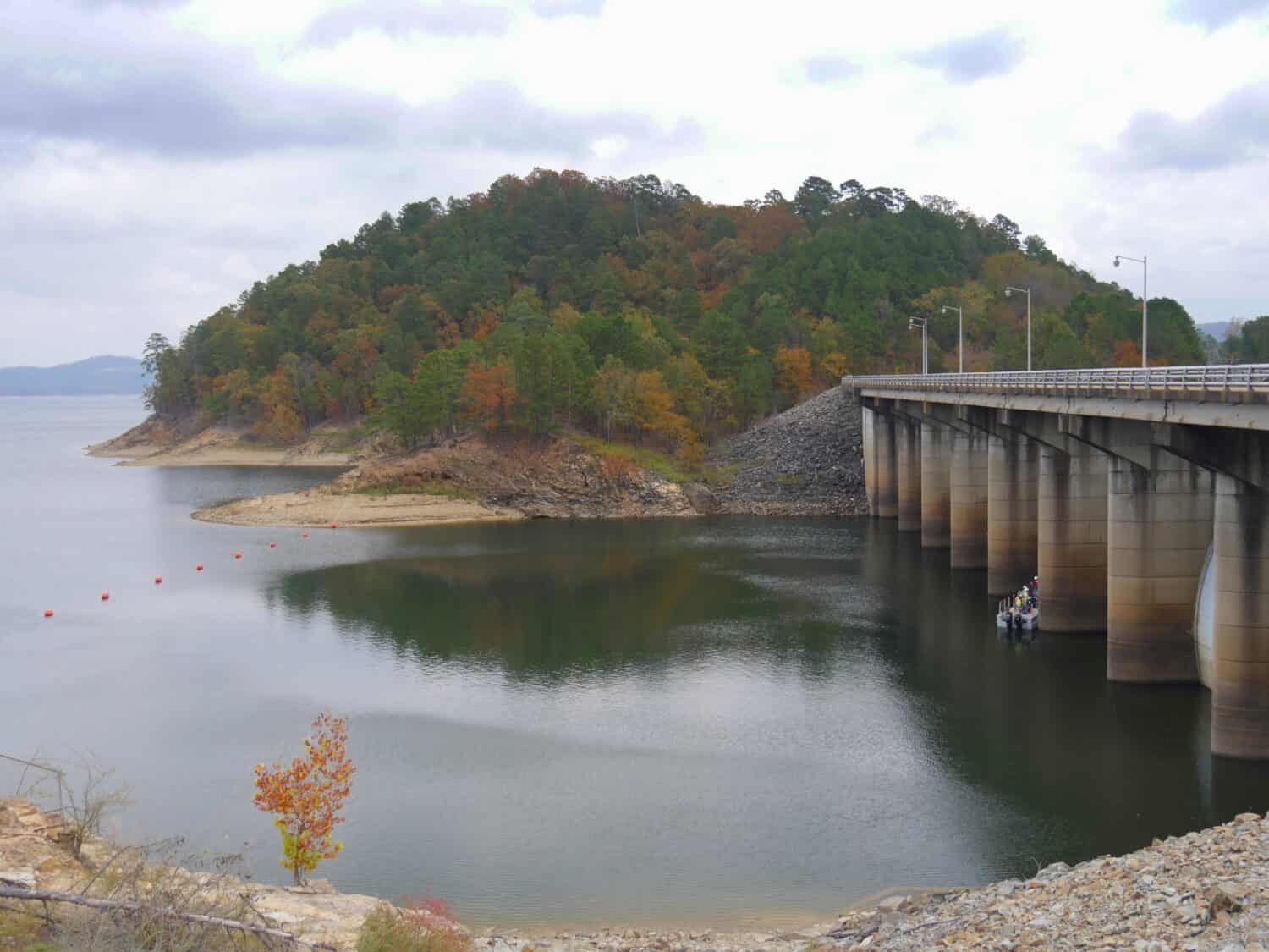 Primo piano del lago Broken Bow con un ponte al Beaver's Bend State Park si affacciano in una giornata autunnale