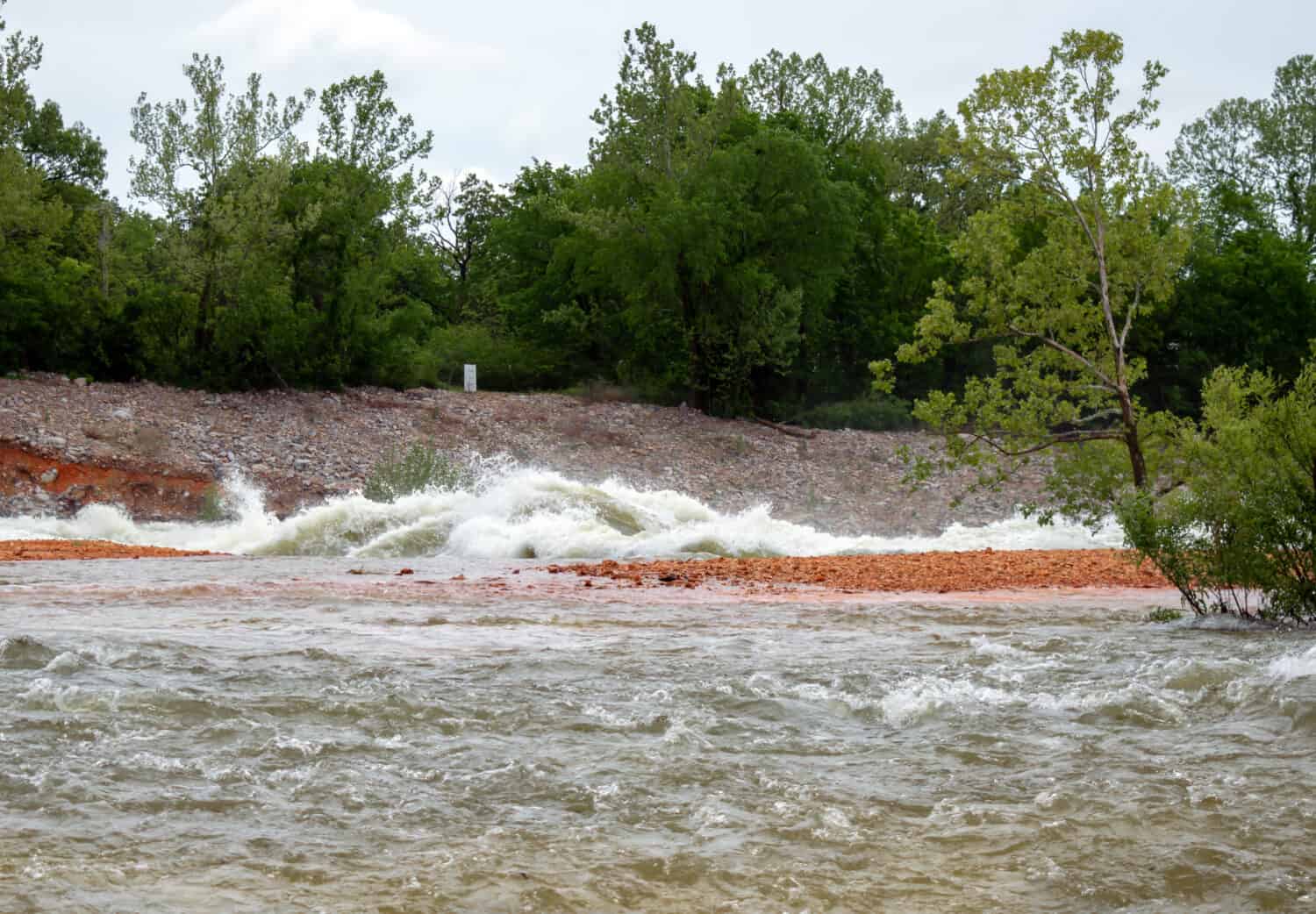 L'alluvione dell'Oklahoma del 2015 ci dà un'idea di cosa potrebbe accadere se la più grande diga dell'Oklahoma dovesse rompersi.