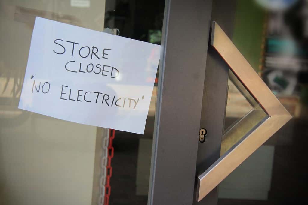 Segno affisso in una vetrina: Negozio chiuso, senza elettricità.  Crisi energetica, concetto di blackout.