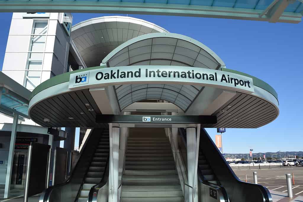 Ingresso all'aeroporto di Oakland