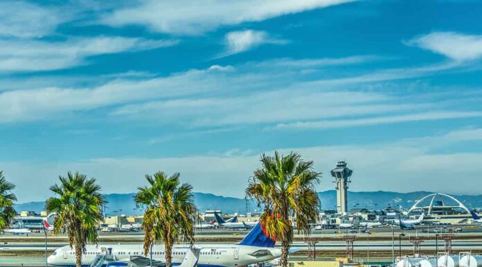 Aerei nel grembiule LAX dell'aeroporto internazionale di Los Angeles.  California, Stati Uniti