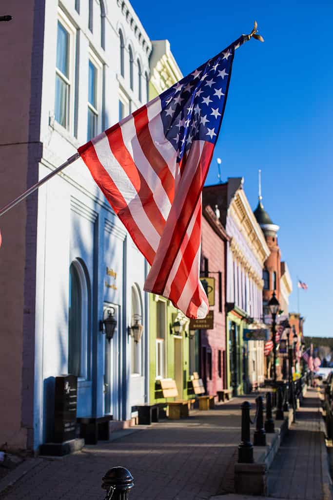 Veterans Day a Leadville Colorado e La bandiera americana, a stelle e strisce, sta volando nel vento