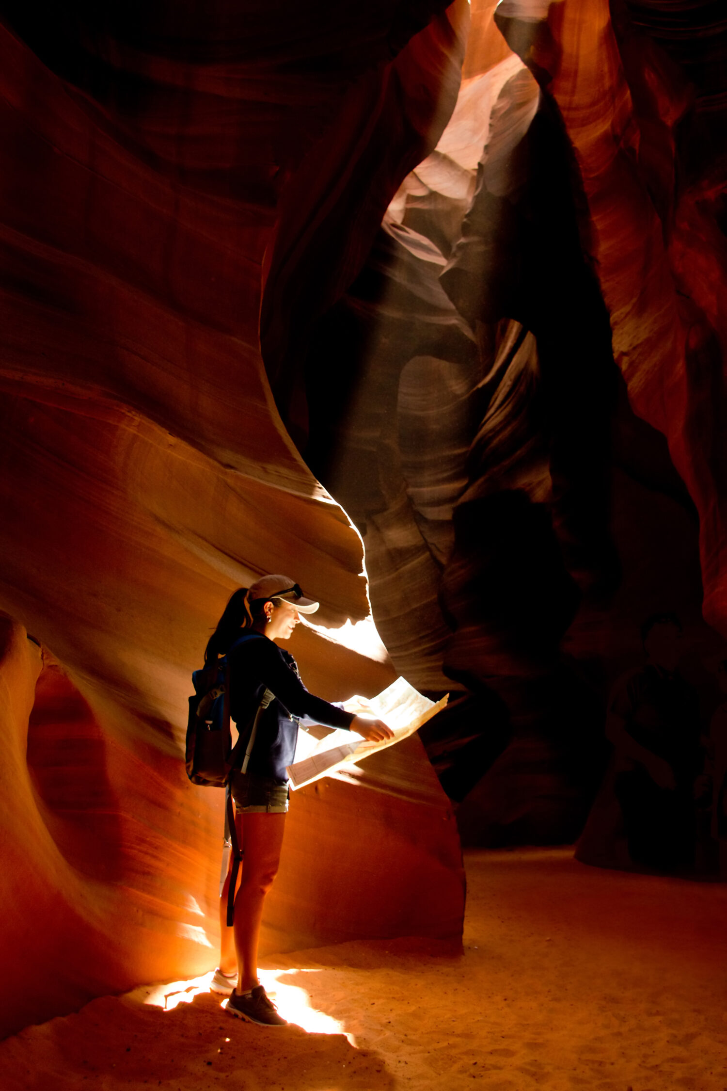 Esploratore femminile all'interno di una caverna al Grand Canyon