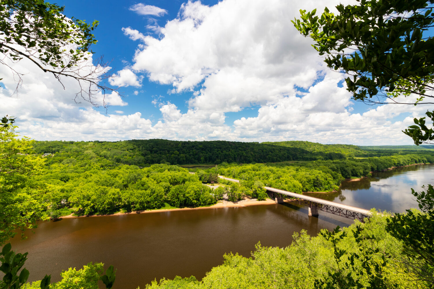 Vista della valle del fiume St. Croix che guarda verso il Minnesota da vicino a Osceola, Wisconsin