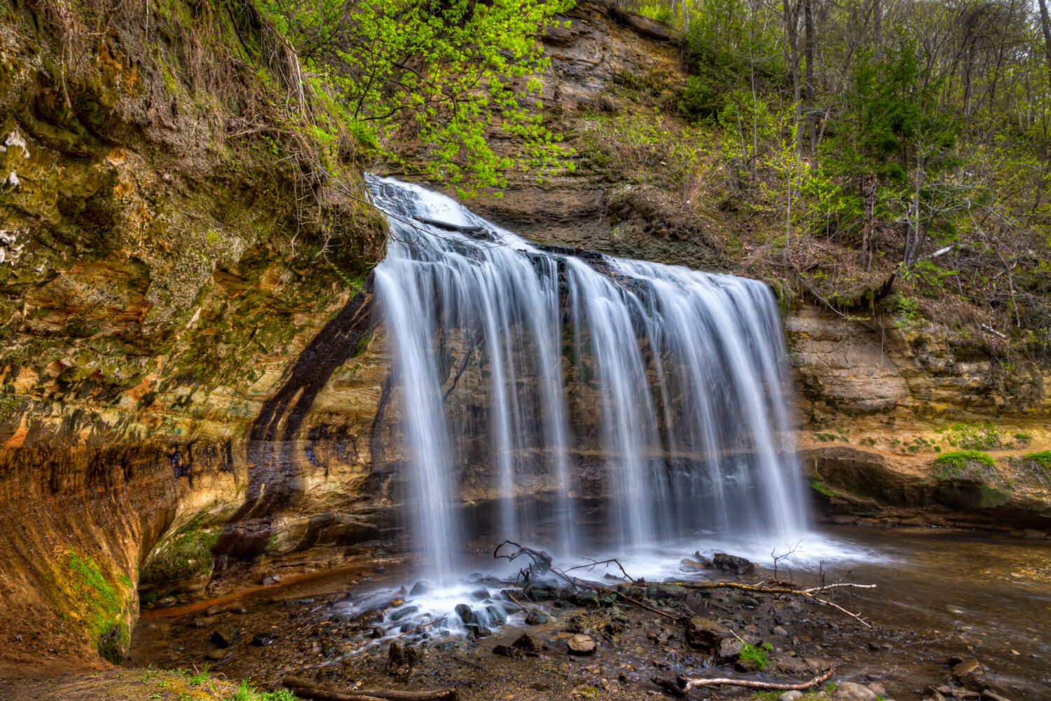 Cascade cade in primavera a Osceola, Wisconsin, Stati Uniti.