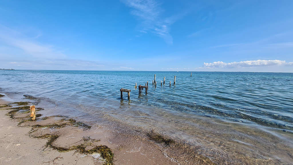 Una foto che mostra una giornata tranquilla in spiaggia. 