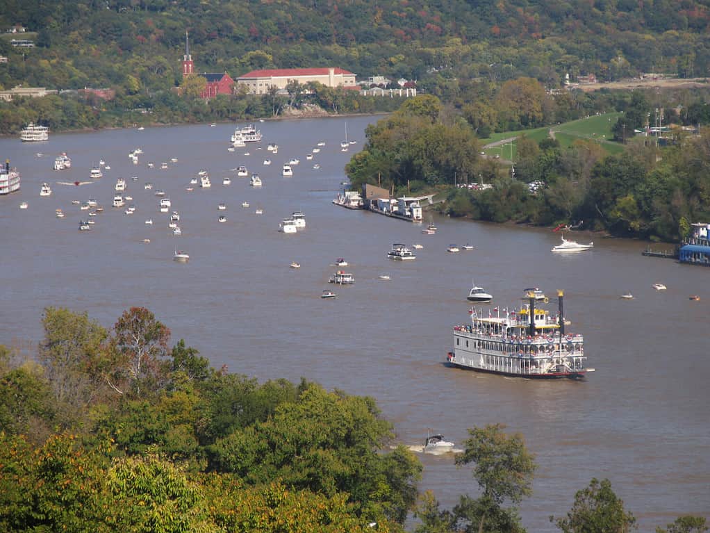 barca sul fiume ohio