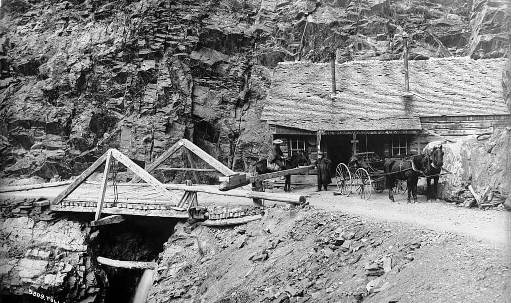 Casello sulla Otto Mears Toll Road tra Ouray e Silverton, Colorado 1880.  Precursore dell'autostrada da un milione di dollari.