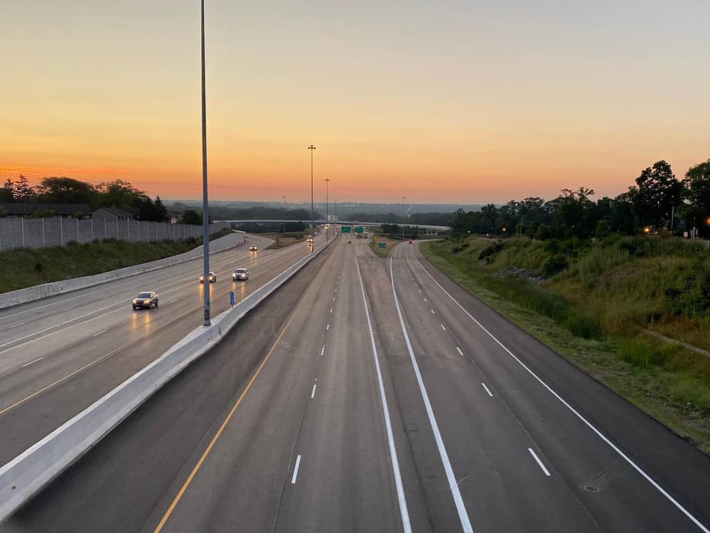 Alba sullo svincolo autostradale I-75 I-70 in Ohio