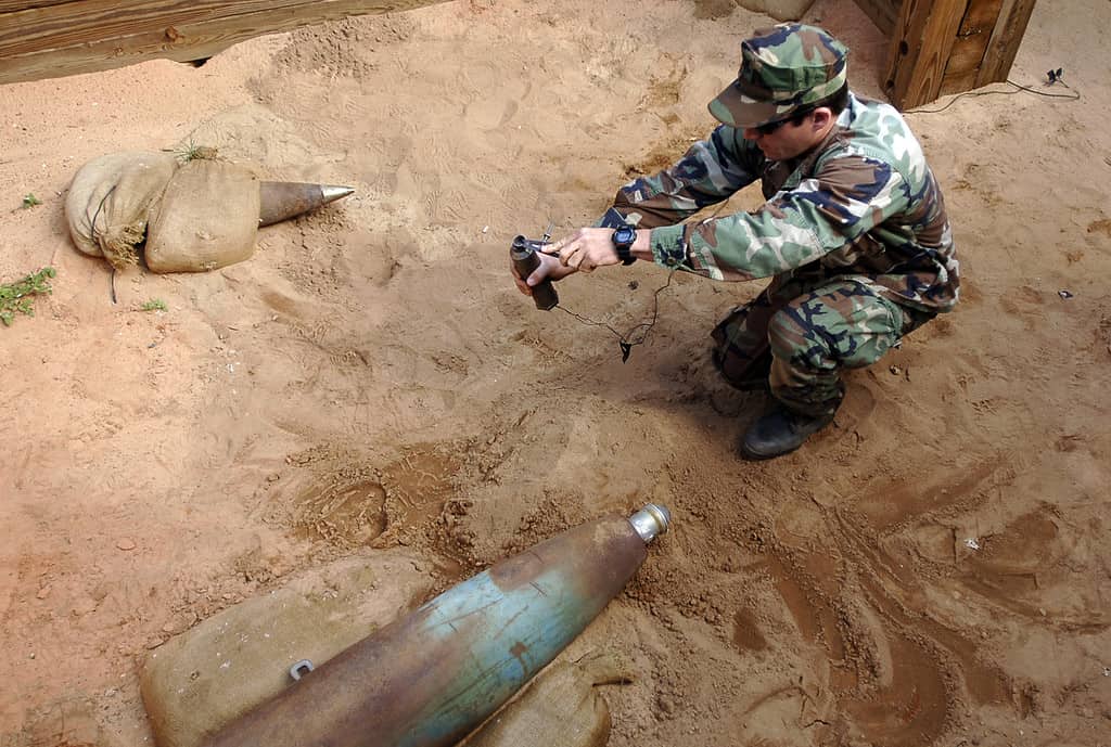 Una carica esplosiva è preparata per essere utilizzata per rendere gli ordigni inesplosi sicuri da maneggiare presso la Naval School of Explosive Ordnance Disposal.