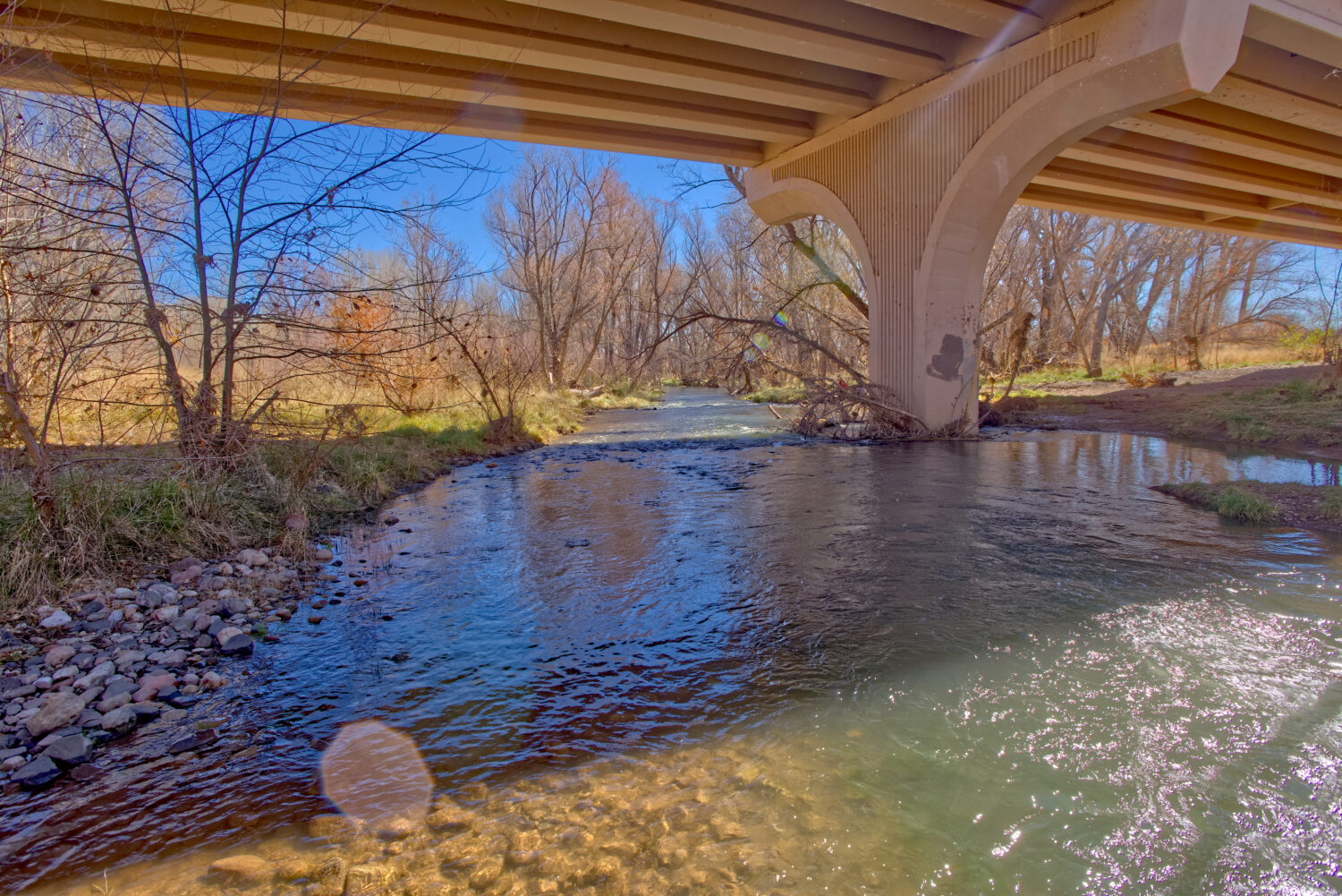 Fiume Verde a Cottonwood Arizona che scorre sotto il 10th Street Bridge che conduce al Dead Horse Ranch State Park.