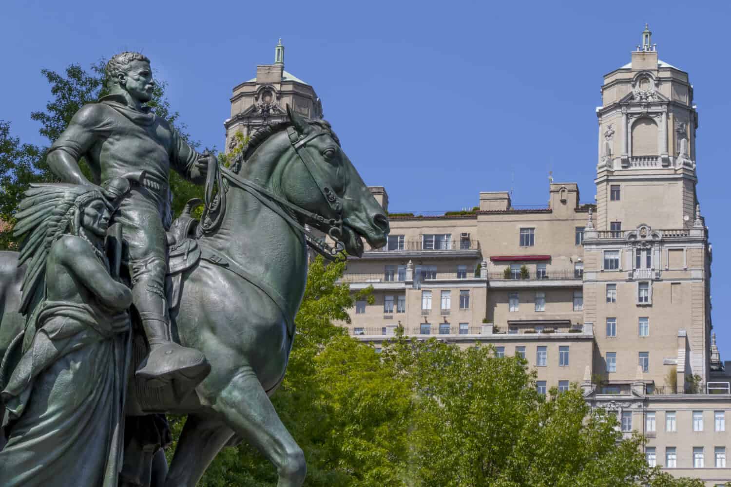 Statua del presidente Theodore Roosevelt presso il Museo Americano di Storia Naturale sul lato ovest di Manhattan, New York, dall'altra parte della strada rispetto a Central Park.