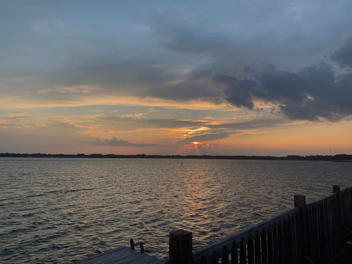 Foto al tramonto di White Lake, Carolina del Nord