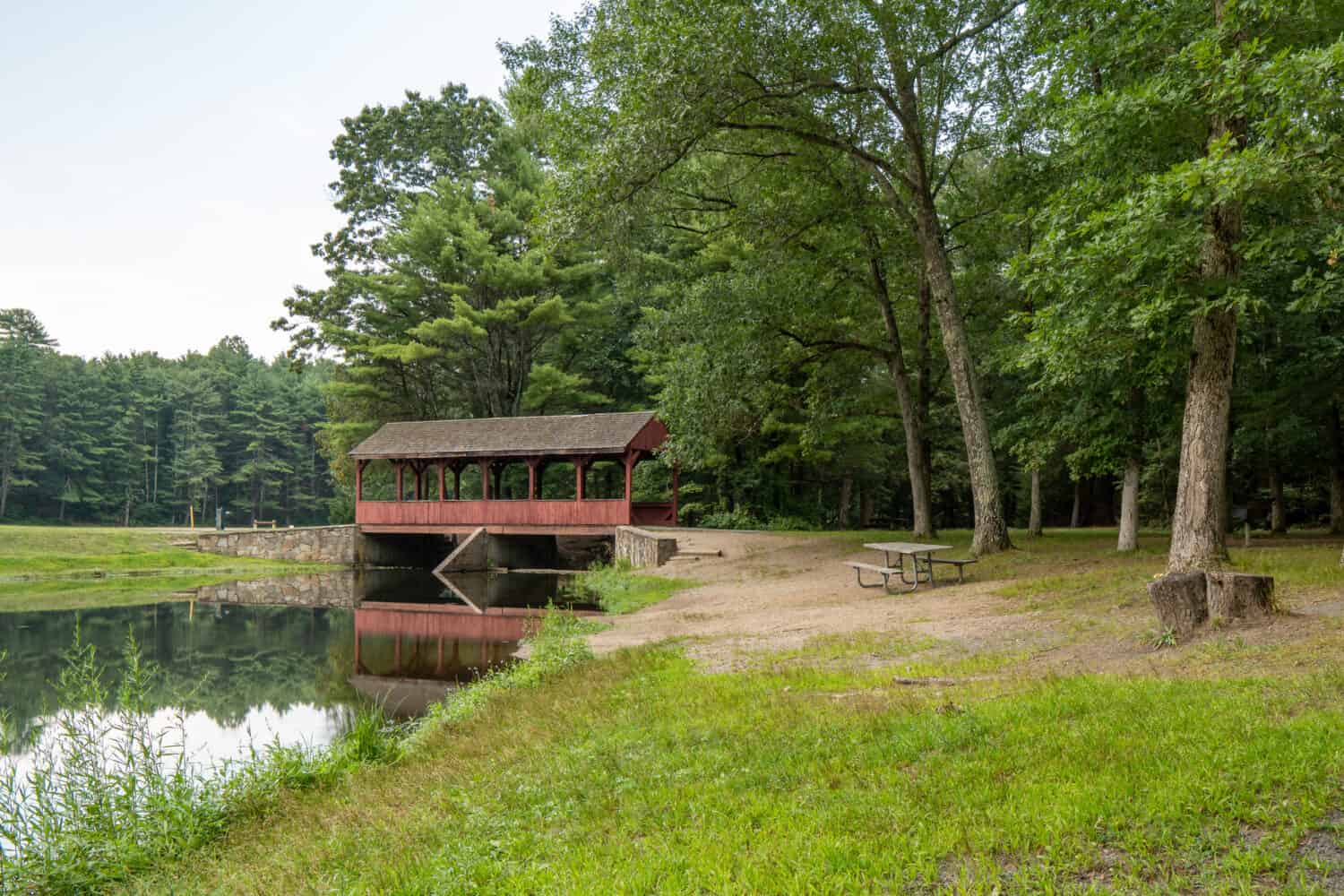 Lo Stratton Brook State Park è un'area ricreativa pubblica situata nelle città di Simsbury e Canton, nel Connecticut.