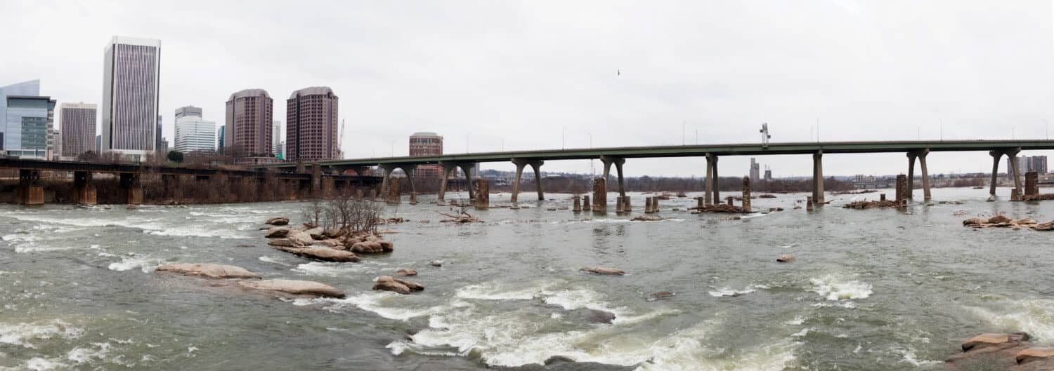 Richmond, Virginia paesaggio urbano invernale lungo il fiume James.