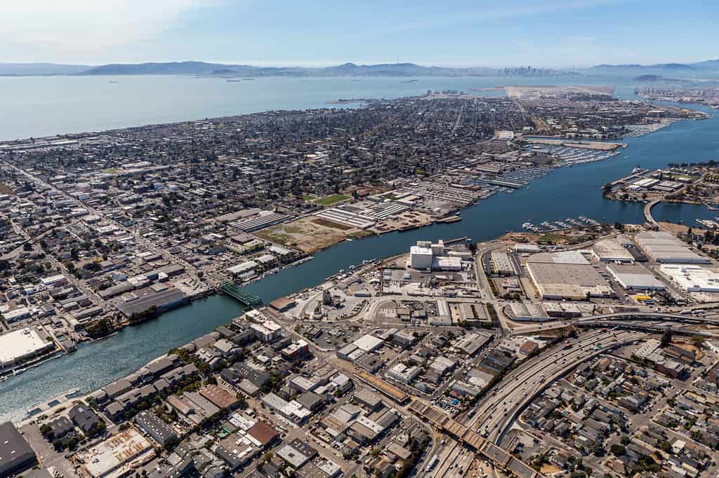 Pomeriggio Vista aerea dell'isola di Alameda e della baia di San Francisco in California.