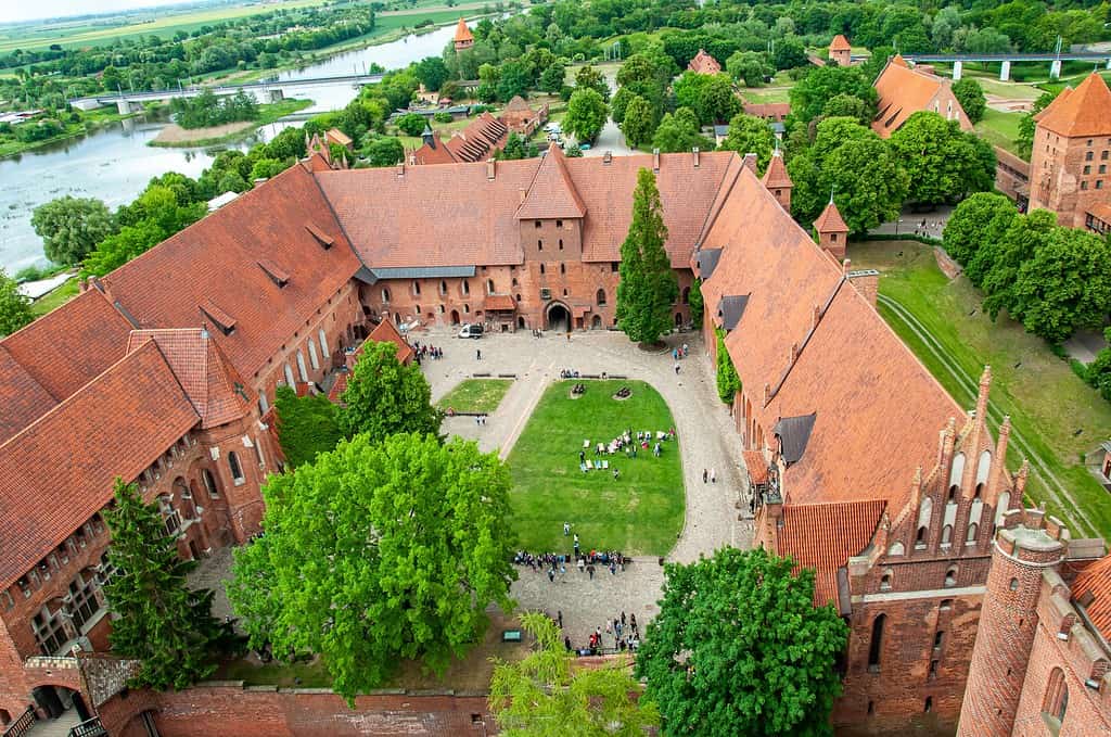 Vista dalla torre del castello.  Il Castello dell'Ordine Teutonico a Malbork dal fiume Nogat.  Polonia.