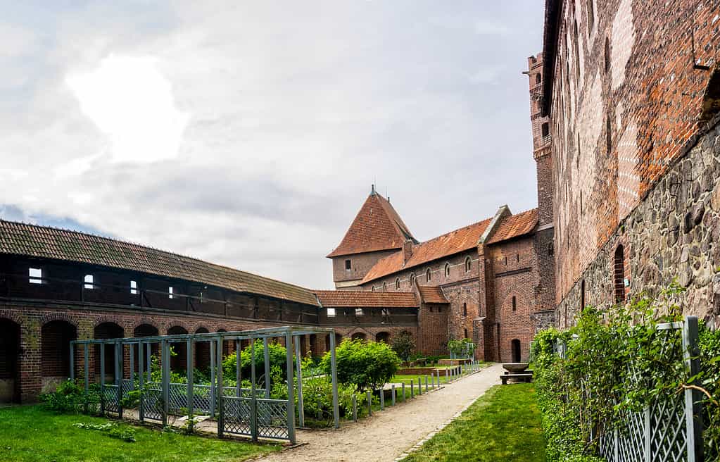 Il sito del patrimonio mondiale dell'UNESCO del castello di Malbork in Polonia.  Un enorme museo pubblico costruito con mattoni rossi.