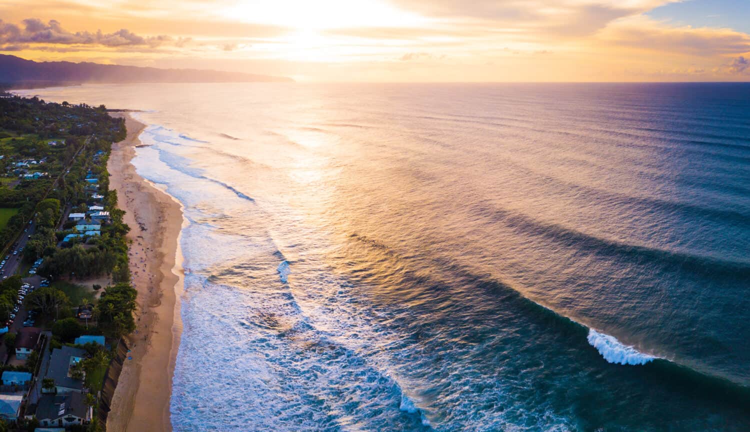 Una veduta aerea della spiaggia di Banzai Pipeline con grandi onde che si infrangono contro il suo litorale a Oahu, Hawaii.