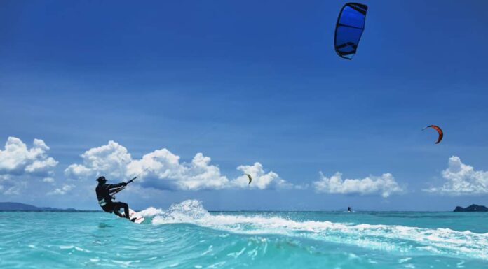 Kitesurf tra le massicce onde di Jaws Beach a Maui, Hawaii.