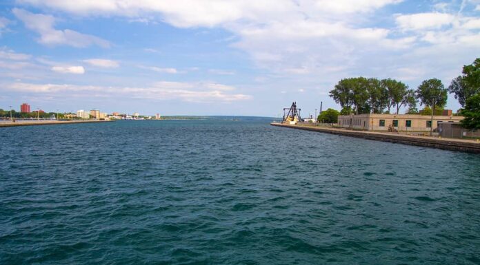 Sault Ste Marie Michigan e distretto sul lungomare dell'Ontario sul fiume St Mary's al confine tra Canada e Stati Uniti.