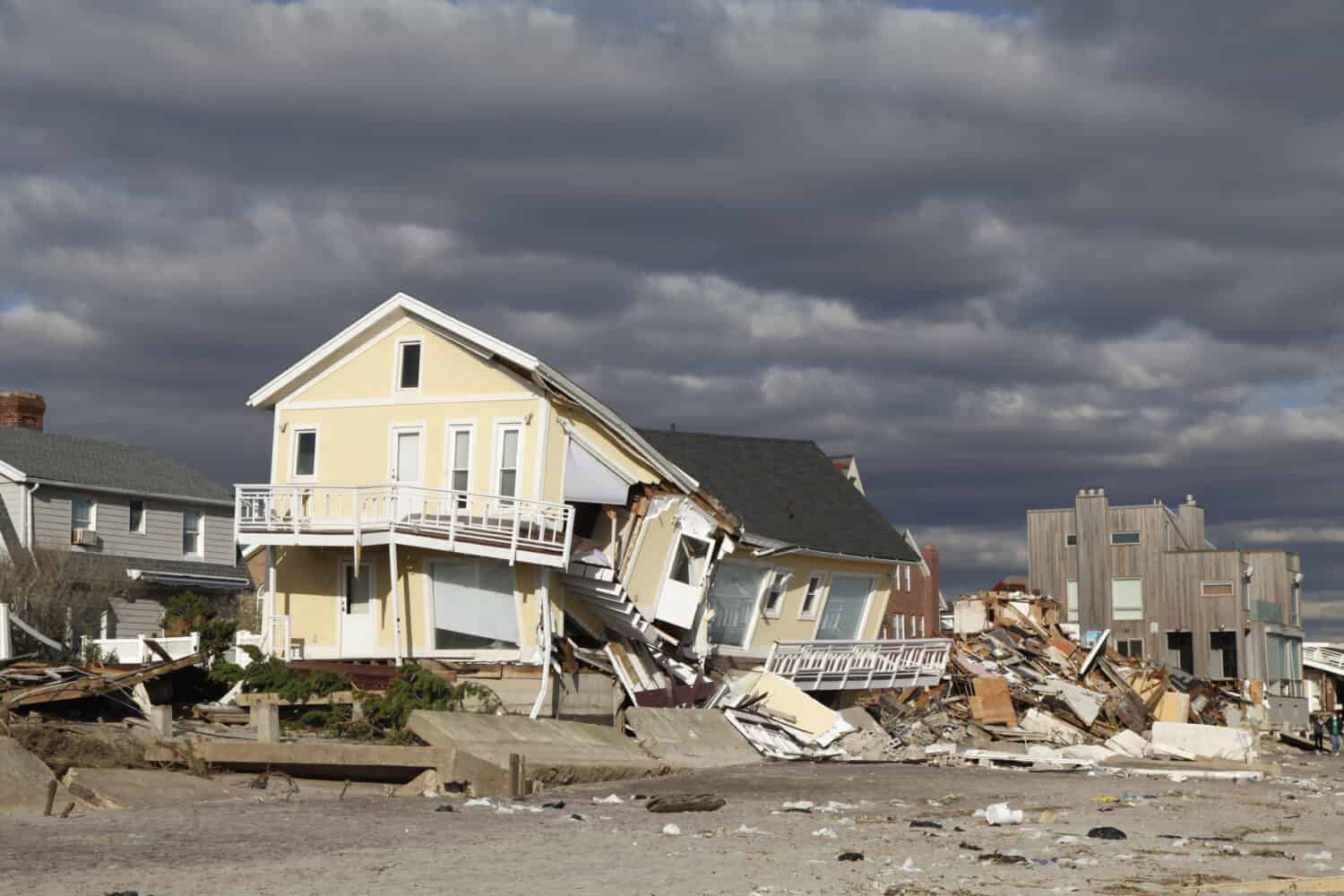 FAR ROCKAWAY, NY - 4 NOVEMBRE: Casa sulla spiaggia distrutta all'indomani dell'uragano Sandy il 4 novembre 2012 a Far Rockaway, NY