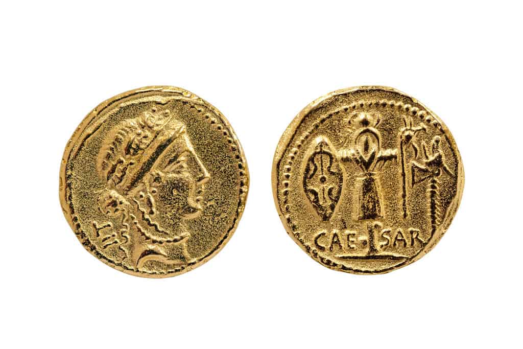 Moneta d'oro romana Aureus replica di Giulio Cesare con un probabile ritratto della dea Venere e un trofeo di armi galliche sul rovescio coniato tra il 48-47 a.C. ritagliato isolato su sfondo bianco