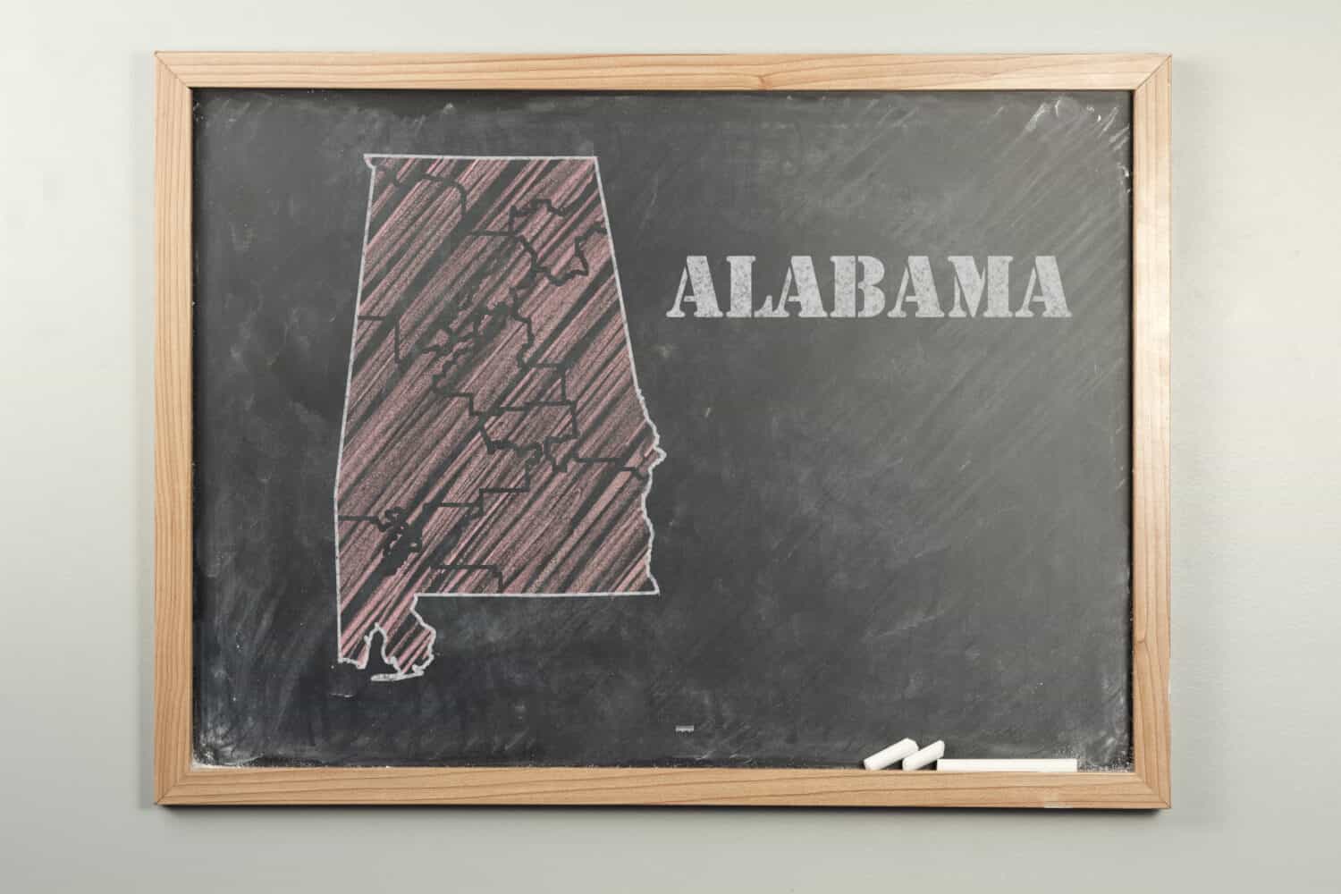   Una mappa dell'Alabama sulla lavagna della scuola elementare. 