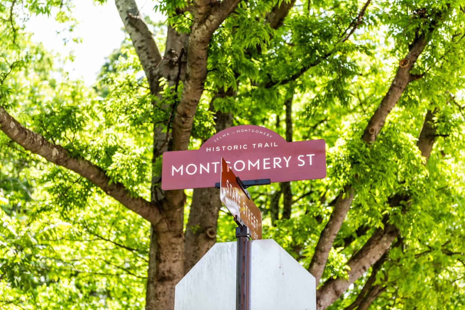 Un segno di via Montgomery. 