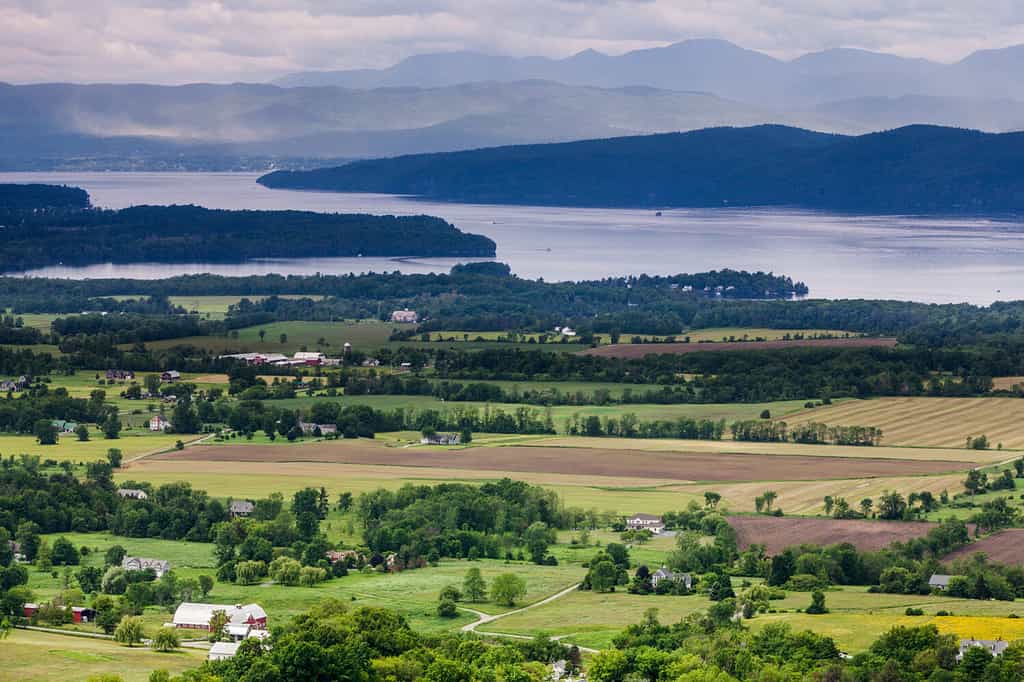Orizzontale Scena di campagna del Vermont che guarda verso il lago Champlain e le montagne Adirondack.  La foto è stata scattata dal Mount Philo State Park