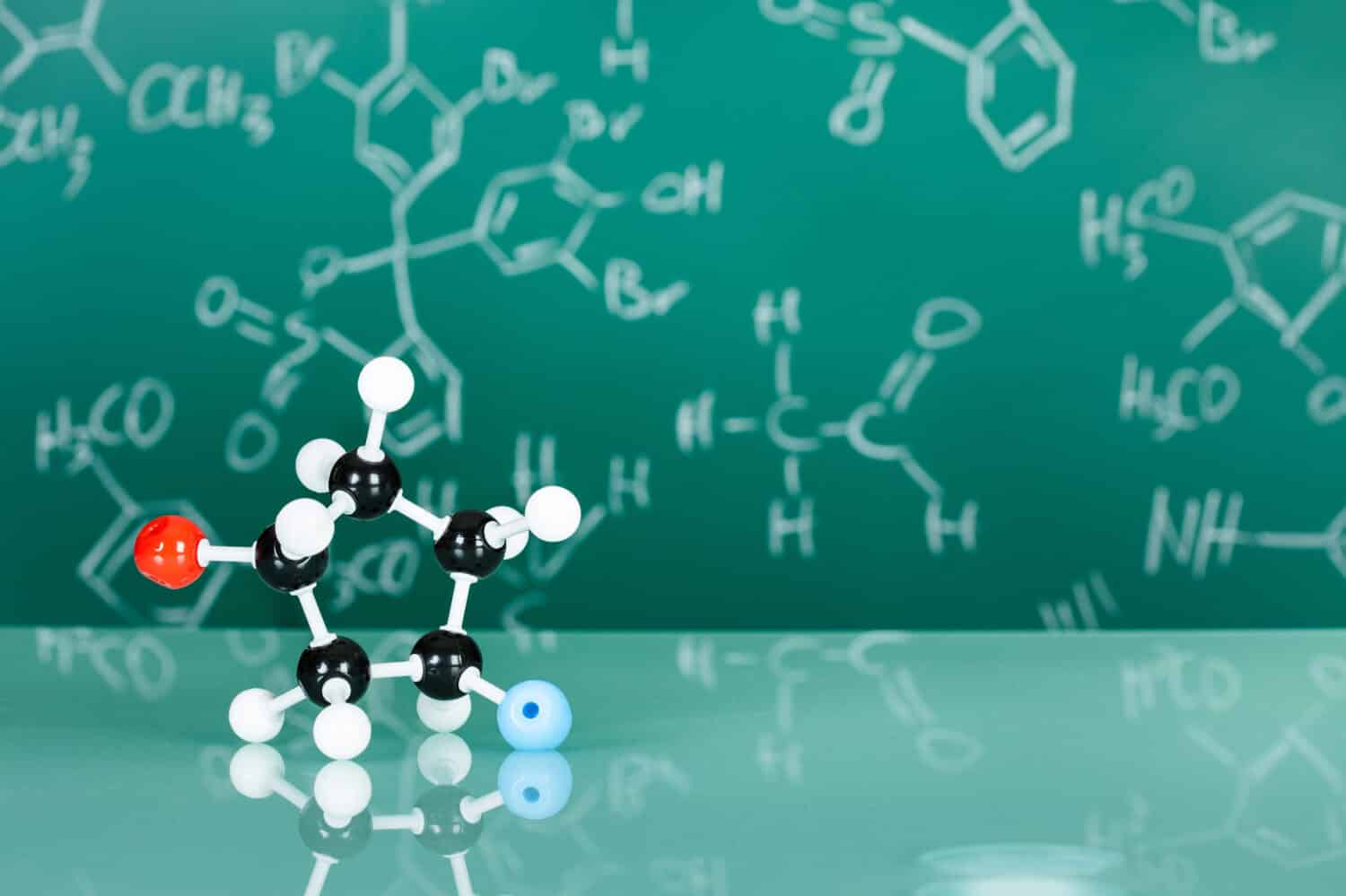 Modello di struttura molecolare su sfondo verde riflettente