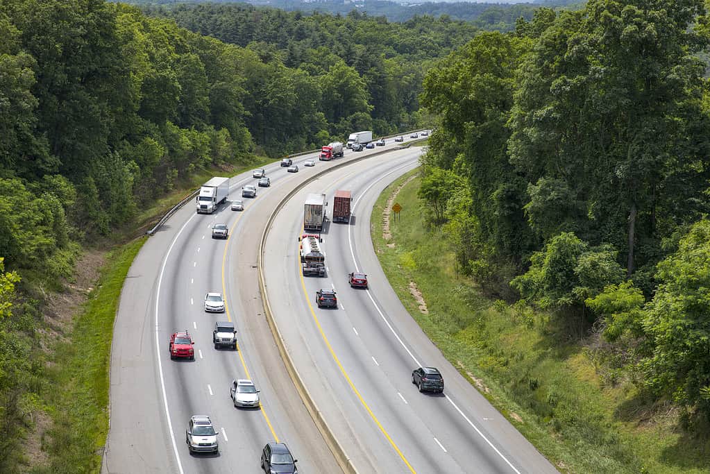 Viaggio attraverso panorami accattivanti: l'autostrada 93, un percorso panoramico attraverso paesaggi diversi, svela l'affascinante bellezza di montagne, valli e fiumi tortuosi, promettendo un'esperienza di viaggio indimenticabile.