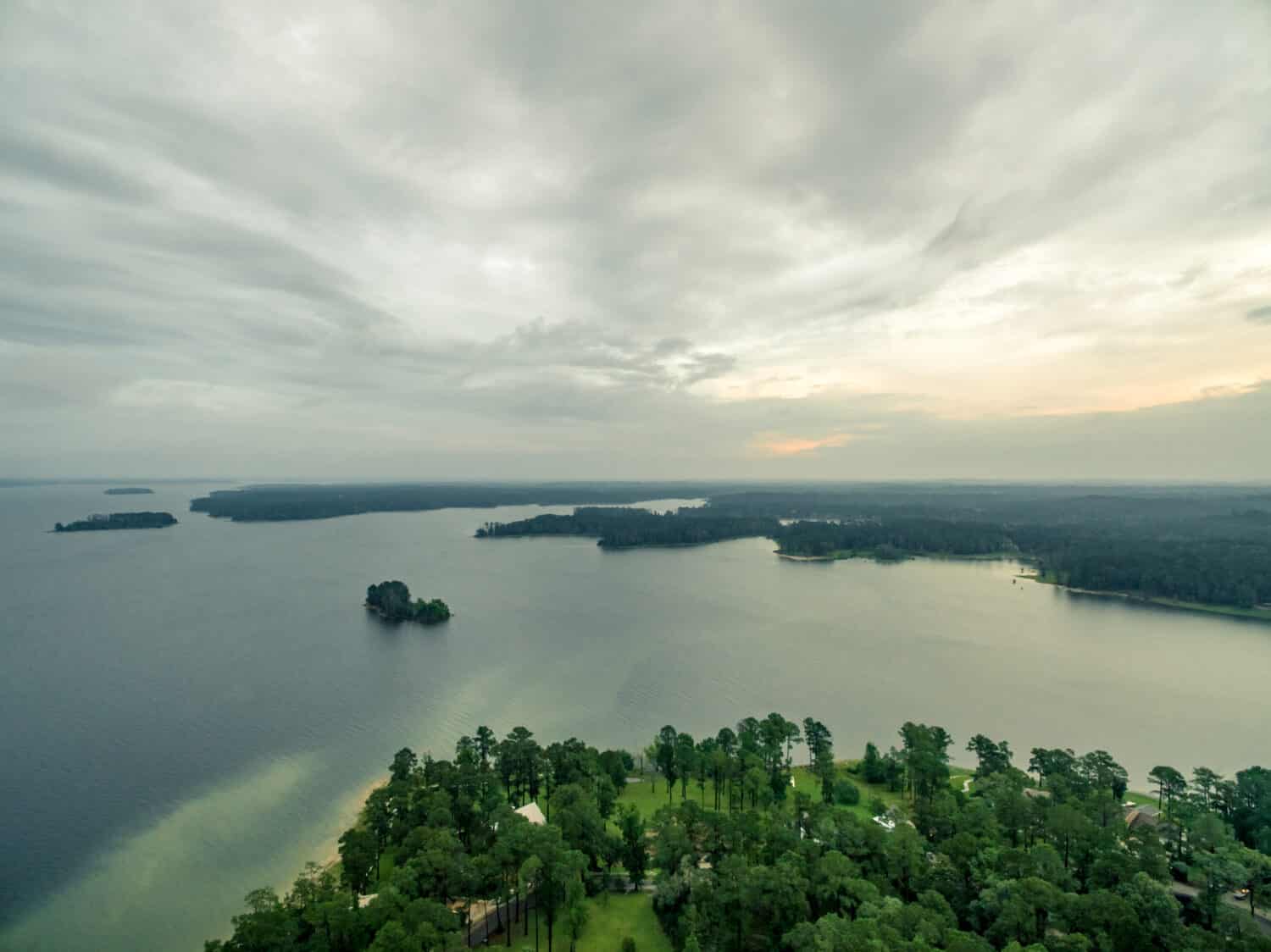 Alba del lago Sam Rayburn dal cielo