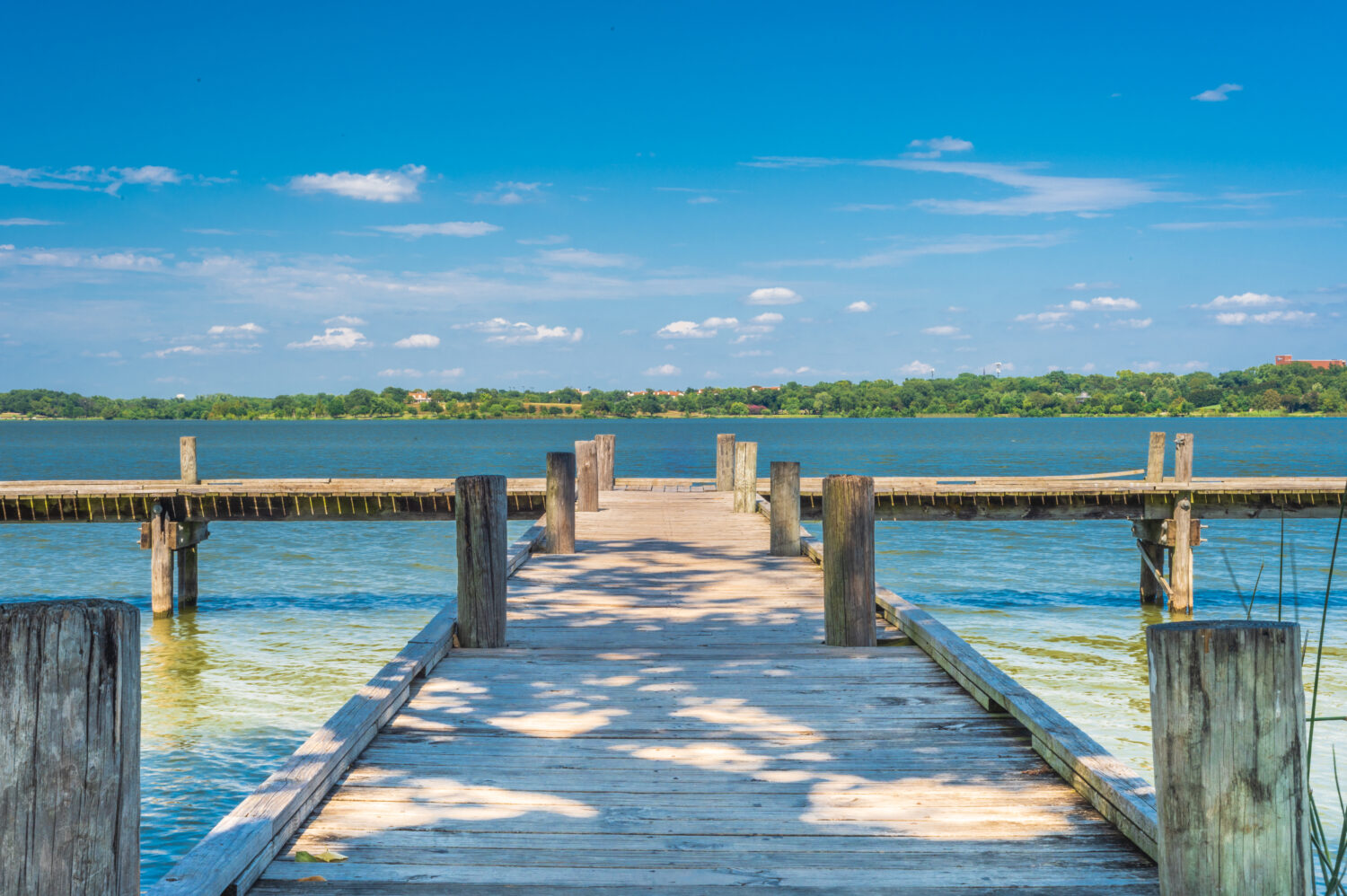 Attracca su un lago con un cielo azzurro e qualche piccola nuvola.