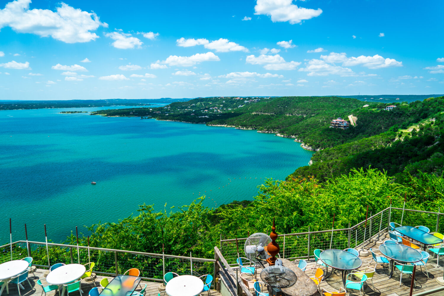 Verde paesaggio estivo al lago , Travis paesaggio del lago lago rilassante si affacciano sulla vista del paese collinare del Texas centrale al di fuori di Austin Texas USA