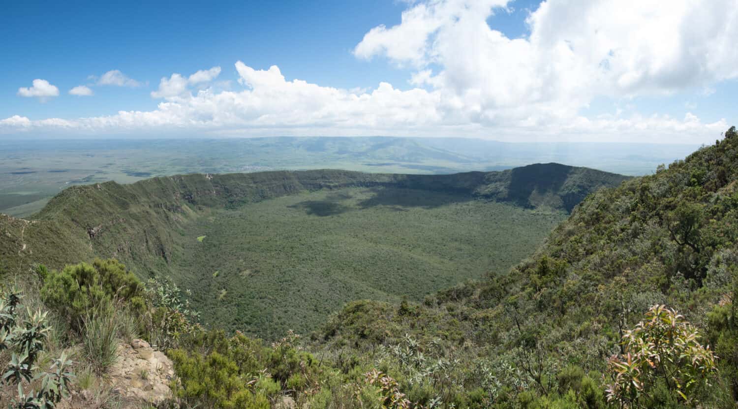 Sul bordo della caldera del vulcano Longonot, Rift Valley, Mount Longonot National Park, Kenya.