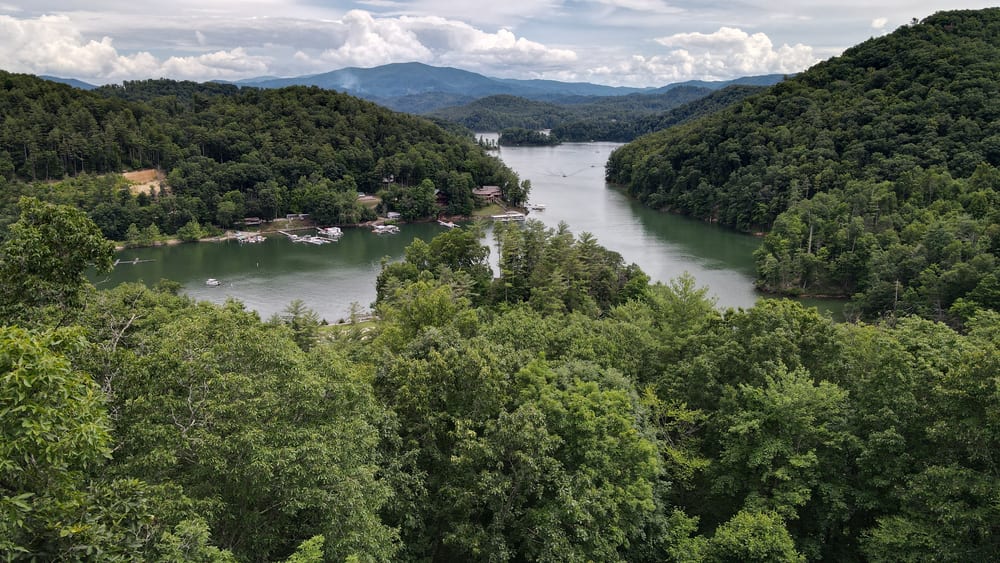 Il lago Watauga è il lago più profondo e pulito della regione, con una profondità media di oltre 60 metri.